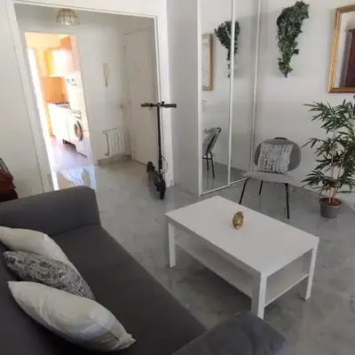 Beautiful 2 bedroom apartment Port - 5 min to beaches