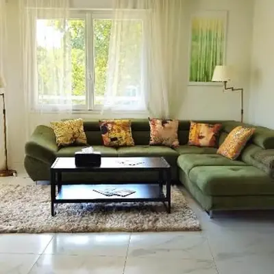 Spacious 3 room close to tram and amenities