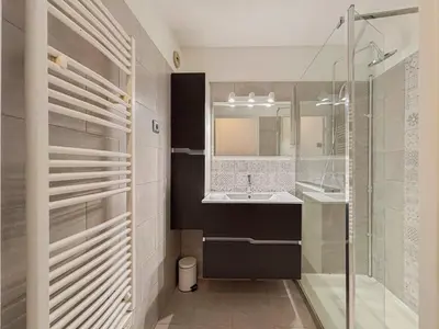 a bathroom with a sink and a shower at Douceur azuréenne - Wifi, Parking, vue mer, 4pers in Nice