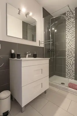 a bathroom with a sink and a shower at Appartement confortable avec balcon - Proche Gare Riquier SNCF in Nice