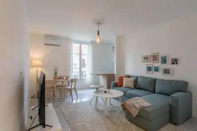 a living room with a blue couch and a table at L3- 2P Clémenceau, centrale, 10 min place Massena-AC in Nice