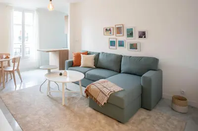a living room with a blue couch and a table at L3- 2P Clémenceau, centrale, 10 min place Massena-AC in Nice
