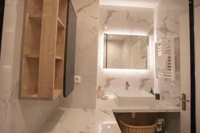 a white bathroom with a sink and a mirror at L3- 2P Clémenceau, centrale, 10 min place Massena-AC in Nice