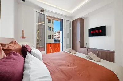 a bedroom with a bed and a window at luxueux, spacieux dans le quartier du port in Nice