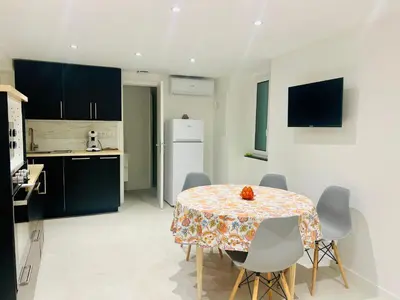 a kitchen and dining room with a table and chairs at Palais Clerissy - Appartement 2 à 4 personnes centre ville Nice in Nice