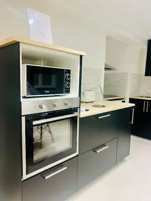 a kitchen with a microwave and a stove at Palais Clerissy - Appartement 2 à 4 personnes centre ville Nice in Nice