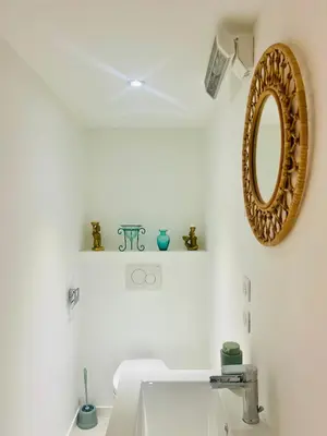 a bathroom with a sink and a mirror on the wall at Palais Clerissy - Appartement 2 à 4 personnes centre ville Nice in Nice