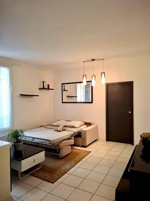 a bedroom with a bed and a mirror on the wall at 2 Pièces en étage au Centre-ville de Nice in Nice