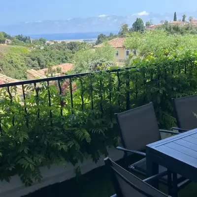 Appartement dans villa vue mer piscine partagée