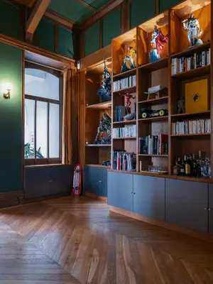 a room with wooden floors and shelves with books at Appartement Haut Standing coeur de Nice pour 6pers in Nice