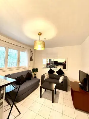a living room with a couch and a table at Charmant appartement 3 pièces au cœur de Nice in Nice
