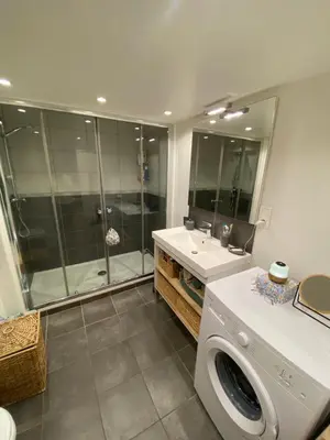 a bathroom with a washing machine and a sink at 2 pièces avec balcon au port de Nice in Nice