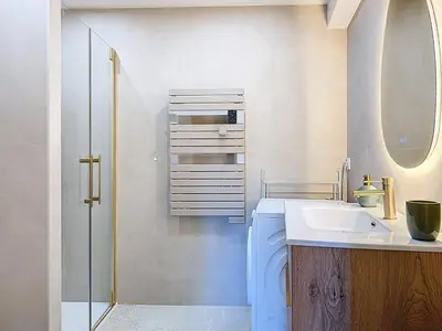 a white bathroom with a sink and a shower at Charmant 2P neuf avec terrasse, proche mer in Nice
