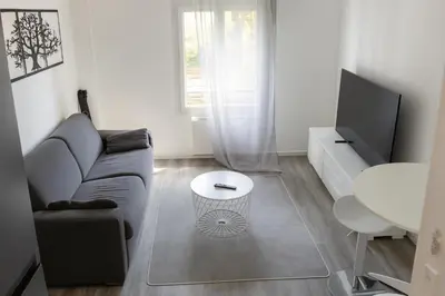 a living room with a couch and a tv at Beau T3 tout équipé avec grand écran et Wi-Fi performant in Nice