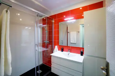 a bathroom with a white sink and a shower at Appartement luxueux entier 3 chambres in Nice