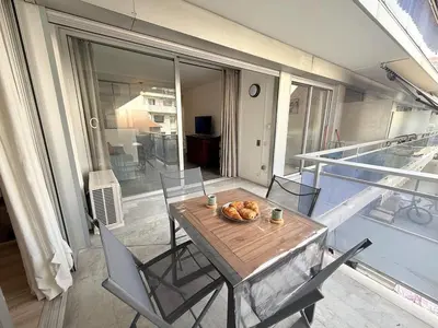 a table with a bowl of food on a balcony at Spacieux 3 pièces Gambetta, proche Tramway in Nice