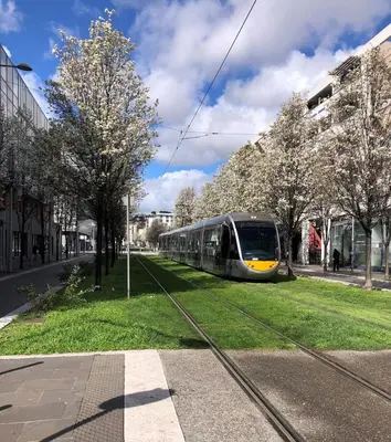 a train is on the tracks in a city at Élégant T2 au calme in Nice