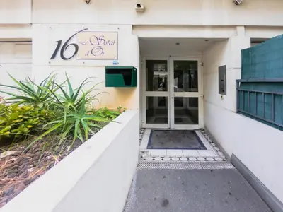 a door to a building with a sign that reads winds at Le Soleil D'or 4 Pers Parking WiFi in Nice