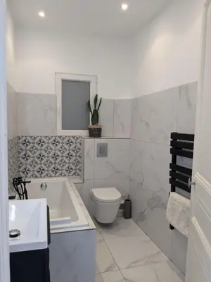 a white bathroom with a toilet and a sink at Joli appartement central, tout équipé & proche gare in Nice