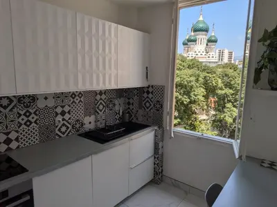 a kitchen with a window with a view of a building at Joli appartement central, tout équipé & proche gare in Nice