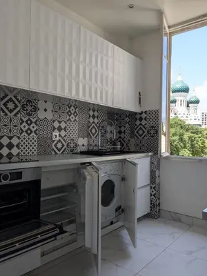 a kitchen with a washer and dryer next to a window at Joli appartement central, tout équipé & proche gare in Nice