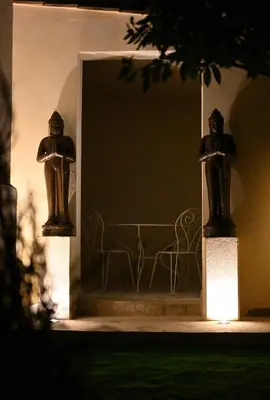 two statues sitting on the side of a building at Appartement d architecte - wifi, AC, 3 pers in Nice