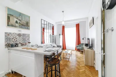 a kitchen and living room with a table and chairs at Centre Nice - 10 min plage - 5 min des transports en commun in Nice