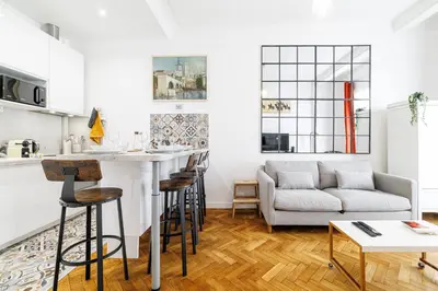a kitchen and living room with a bar and a couch at Centre Nice - 10 min plage - 5 min des transports en commun in Nice