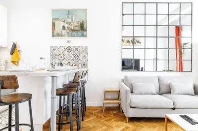 a living room with a couch and a bar at Centre Nice - 10 min plage - 5 min des transports en commun in Nice