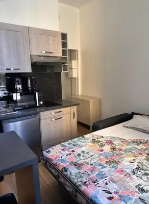 a small kitchen with a bed in a room at Jolie studio in Nice