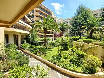an apartment garden with palm trees and bushes at Nestor&Jeeves - PALM RIVIERA - Central - Close Old Town in Nice