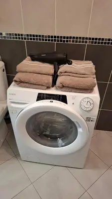a washing machine with towels on top of it in a bathroom at Beautiful 43m2 with two double beds everything nearby in Nice