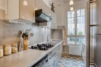 a kitchen with a stove and a sink at Chambre chez l'habitant - Centre Nice 10 min de la plage in Nice