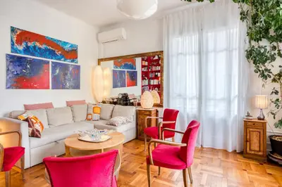 a living room with a white couch and red chairs at Chambre chez l'habitant - Centre Nice 10 min de la plage in Nice
