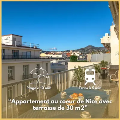 a balcony with a view of a building at Terrasse ensoleillée sur les toits de Nice in Nice