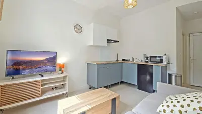 a living room with a kitchen and a tv in it at LX149 Studio lumineux fonctionnel - Bail mobilite in Nice