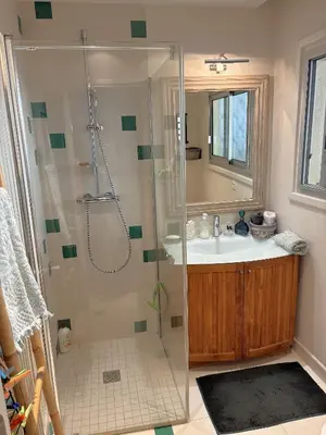 a bathroom with a shower and a sink at Appartement 2 chambres, terrasses, proche mer et commerces à Saint-Jean Cap Ferrat in Saint-Jean-Cap-Ferrat