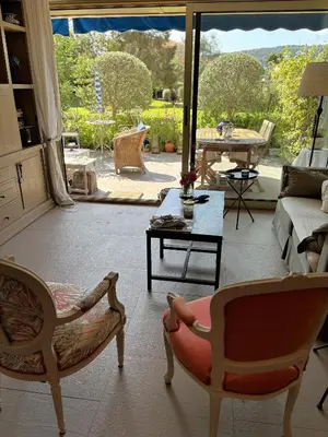 a living room with two chairs and a couch at Appartement 2 chambres, terrasses, proche mer et commerces à Saint-Jean Cap Ferrat in Saint-Jean-Cap-Ferrat