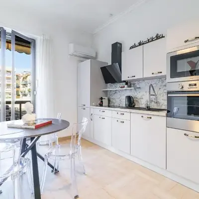 Ultra Central 2 Bdr - AC & Balcony