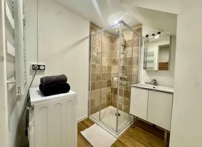 a bathroom with a shower and a sink at Jolie studio - 2 personnes - Saint laurent du Var in Saint-Laurent-du-Var