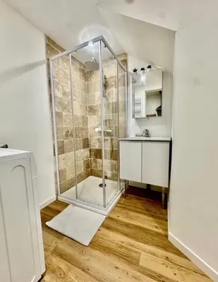 a bathroom with a shower and a sink at Jolie studio - 2 personnes - Saint laurent du Var in Saint-Laurent-du-Var