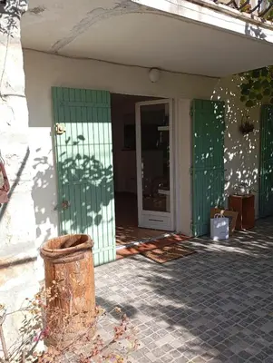 an entrance to a house with a green door at Bas de villa , coin détente extérieur et parking in Cagnes-sur-Mer