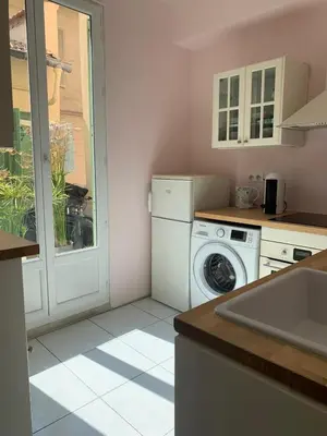 a kitchen with a washing machine and a sink at Appartement et terrasse Nice centre in Nice