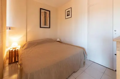 a bedroom with a bed in a room at fisher in Beaulieu-sur-Mer
