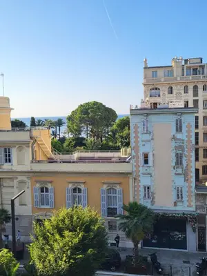 a group of buildings and trees in a city at 2P cosy avec terrasse, vue mer & plages à pied in Nice