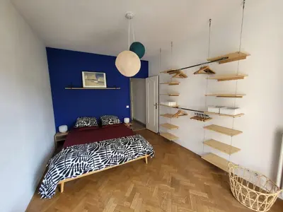 a bedroom with a bed and a blue wall at 2P cosy avec terrasse, vue mer & plages à pied in Nice