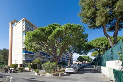 a car parked in a parking lot next to a building at Spacieux 4 pièces - Balcon - Parking - FC in Saint-Laurent-du-Var