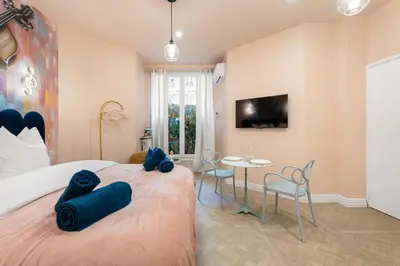 a bedroom with a large bed with blue towels on it at Cocon stylé Centre et mer à pied CLIM WIFI in Nice