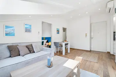 a living room with a couch and a table at Charmant 2p au port de Nice - Calme et climatisé in Nice