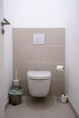 a bathroom with a white toilet in a room at Superbe T2 Neuf avec Terrasse Hyper Centre Nice in Nice